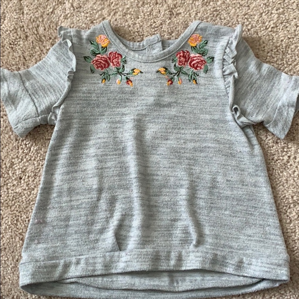 Grey short sleeve with flowered collar